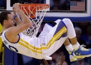 穆古鲁扎重要时刻锐不可当，RNG带队取胜！赛场气氛高涨