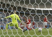 包含冰岛球队客场取得胜利，继续保持不败纪录的词条